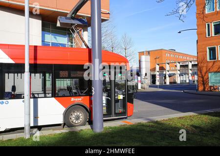 S Hertogenbosch, Niederlande - Februar 9. 2022: Blick auf den Elektrobus an der Ladesäule des Betriebsdepots Stockfoto