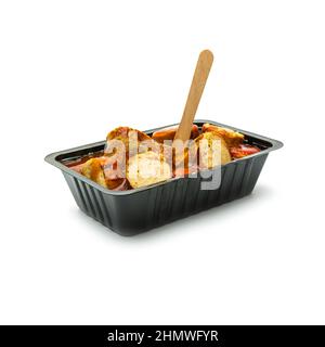 deutsche Currywurst in schwarzer Schale Stockfoto