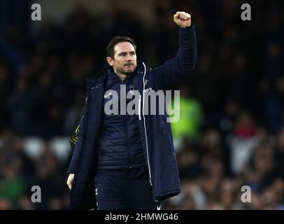 Liverpool, Großbritannien. 12th. Februar 2022. Frank Lampard-Manager von Everton feiert nach dem Premier League-Spiel im Goodison Park, Liverpool. Bildnachweis sollte lauten: Darren Staples/Sportimage Credit: Sportimage/Alamy Live News Credit: Sportimage/Alamy Live News Stockfoto