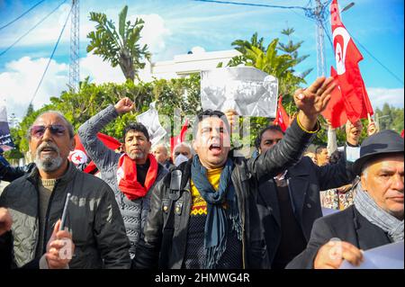 12. Februar 2022: Grand Tunis, Tunesien. 12. Februar 2022. Das Verteidigungskomitee von Chokri Belaid und Mohamed Brahmi demonstrieren vor dem Haus von Ennahdas Anführer Rached Ghannouchi im Bezirk El Ghazela der tunesischen Stadt Ariana. Die Oppositionspolitiker Chokri Belaid und Mohamed Brahmi wurden 2013 unter ähnlichen Umständen in Tunis angeschossen. Seitdem hat Ennahda immer jede Beteiligung an ihren Morden bestritten und Anschuldigungen abgelehnt, die Ermittlungen zu ihren Morden zu behindern (Foto: © Hasan mrad/IMAGESLIVE via ZUMA Press Wire) Stockfoto