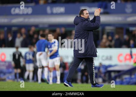 LIVERPOOL, GROSSBRITANNIEN. FEB 12th Frank Lampard, Everton-Manager, applaudiert der Menge nach dem Premier League-Spiel zwischen Everton und Leeds United im Goodison Park, Liverpool, am Samstag, 12th. Februar 2022. (Kredit: Pat Scaasi | MI Nachrichten) Kredit: MI Nachrichten & Sport /Alamy Live Nachrichten Stockfoto