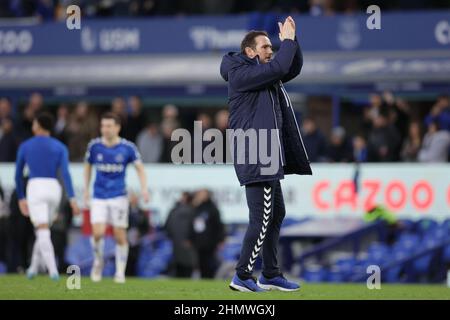 LIVERPOOL, GROSSBRITANNIEN. FEB 12th Frank Lampard, Everton-Manager, applaudiert der Menge nach dem Premier League-Spiel zwischen Everton und Leeds United im Goodison Park, Liverpool, am Samstag, 12th. Februar 2022. (Kredit: Pat Scaasi | MI Nachrichten) Kredit: MI Nachrichten & Sport /Alamy Live Nachrichten Stockfoto