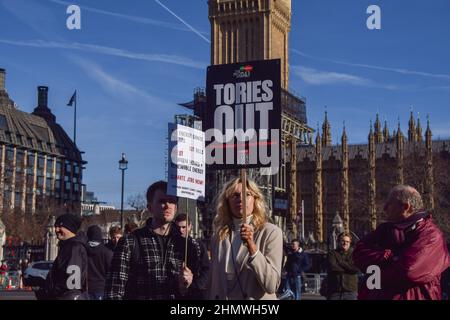 London, England, Großbritannien. 12th. Februar 2022. Ein Protestler hält ein Plakat mit „Tories Out“. Demonstranten versammelten sich auf dem Parliament Square, um gegen den Anstieg der Energiepreise, die Energiearmut und die Lebenshaltungskosten zu protestieren. (Bild: © Vuk Valcic/ZUMA Press Wire) Bild: ZUMA Press, Inc./Alamy Live News Stockfoto