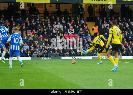 Watford, Großbritannien. 12th. Februar 2022 ; Vicarage Road, Watford, Herts, England; Premier League Football, Watford gegen Brighton &amp; Hove Albion; Ismaila Sarr aus Watford, der einen Torschuss abgeschossen hat. Kredit: Aktion Plus Sport Bilder/Alamy Live Nachrichten Stockfoto