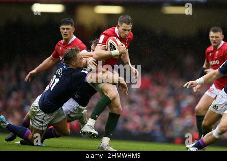 Cardiff, Großbritannien. 12th. Februar 2022. Liam Williams aus Wales wird von den schottischen Chris Harris und Duhan Van der Merwe (11) in Angriff genommen. Guinness Six Nations Championship 2022 Match, Wales gegen Schottland im Fürstentum Stadium in Cardiff am Samstag 12th Februar 2022. Bild von Andrew Orchard/Andrew Orchard Sports Photography/ Alamy Live News Kredit: Andrew Orchard Sports Photography/Alamy Live News Stockfoto