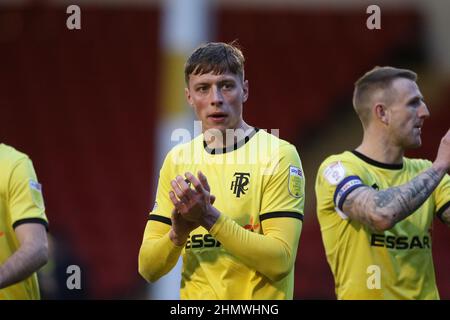 Walsall, Großbritannien. 12th. Februar 2022. Tom Davies von Tranmere Rovers applaudiert den Fans während des zweiten Spiels der Sky Bet League zwischen Walsall und Tranmere Rovers im Bescot Stadium am 12th 2022. Februar in Walsall, England, in Vollzeit. (Foto von Richard Ault/phcimages.com) Quelle: PHC Images/Alamy Live News Stockfoto