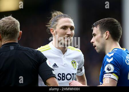 Everton, Großbritannien. 12th. Februar 2022. Luke Ayling von Leeds United (c) schaut zu. Spiel der Premier League, Everton gegen Leeds United im Goodison Park in Liverpool am Samstag, 12th. Februar 2022. Dieses Bild darf nur für redaktionelle Zwecke verwendet werden. Nur zur redaktionellen Verwendung, Lizenz für kommerzielle Nutzung erforderlich. Keine Verwendung in Wetten, Spielen oder einem einzigen Club / Liga / Spieler Publikationen. PIC von Chris Stading / Andrew Orchard Sport Fotografie / Alamy Live News Kredit: Andrew Orchard Sport Fotografie / Alamy Live News Stockfoto