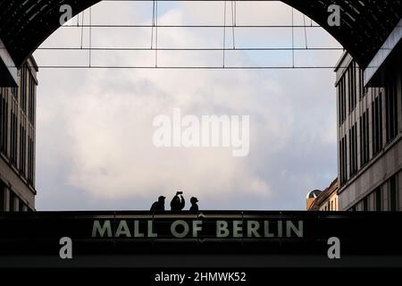 Berlin, Deutschland. 11th. Februar 2022. Menschen stehen auf einem Überflug eines Einkaufszentrums in Berlin, der Hauptstadt Deutschlands, am 11. Februar 2022. Die Inflationsrate in Deutschland lag im Januar bei 4,9 %, teilte das Statistische Bundesamt am Freitag mit. Quelle: Stefan Zeitz/Xinhua/Alamy Live News Stockfoto