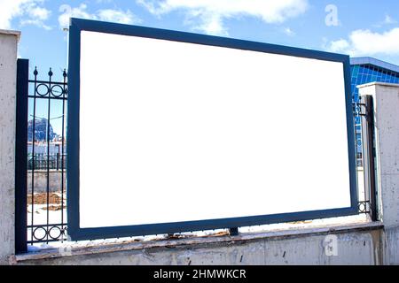 Leere weiße Billboard-Ansicht unten. Vorlage für Nachahmung von Billboards. Kopieren Sie Platz für Ihren Text oder Ihre Werbung. Stockfoto