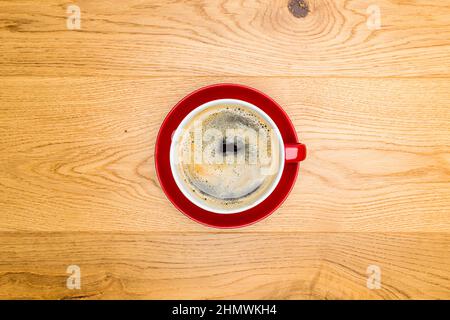 Kaffeetasse auf Holztisch Stockfoto