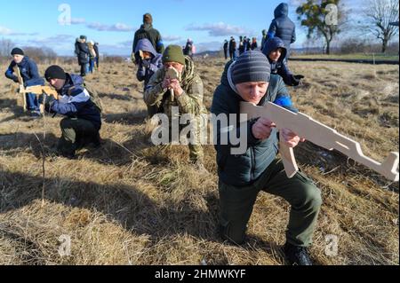 Lviv, Ukraine. 12th. Februar 2022. Die Ukrainer nehmen an einer offenen militärischen Ausbildung für Zivilisten Teil, die vom Verteidigungshauptquartier der Region Lemberg im Schießstand von Lemberg im Rahmen der „Don't Panic!“ organisiert wird. Bereiten Sie Sich Vor! Kampagne, inmitten der Drohung der russischen Invasion. (Foto von Mykola Tys/SOPA Images/Sipa USA) Quelle: SIPA USA/Alamy Live News Stockfoto