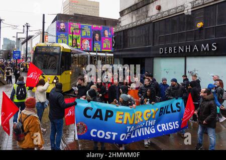 Manchester, Großbritannien. 12th. Februar 2022. Demonstranten marschieren während der Demonstration durch das Stadtzentrum von Manchester. Nationale Proteste wurden gegen steigende Energiepreise und steigende Lebenshaltungskosten abgehalten. (Foto von Jake Lindley/SOPA Images/Sipa USA) Quelle: SIPA USA/Alamy Live News Stockfoto