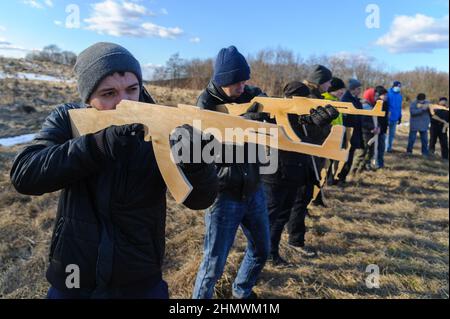 Lviv, Ukraine. 12th. Februar 2022. Die Ukrainer nehmen an einer offenen militärischen Ausbildung für Zivilisten Teil, die vom Verteidigungshauptquartier der Region Lemberg im Schießstand von Lemberg im Rahmen der „Don't Panic!“ organisiert wird. Bereiten Sie Sich Vor! Kampagne, inmitten der Drohung der russischen Invasion. (Foto von Mykola Tys/SOPA Images/Sipa USA) Quelle: SIPA USA/Alamy Live News Stockfoto