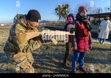 Lviv, Ukraine. 12th. Februar 2022. Die Ukrainer nehmen an einer offenen militärischen Ausbildung für Zivilisten Teil, die vom Verteidigungshauptquartier der Region Lemberg im Schießstand von Lemberg im Rahmen der „Don't Panic!“ organisiert wird. Bereiten Sie Sich Vor! Kampagne, inmitten der Drohung der russischen Invasion. (Foto von Mykola Tys/SOPA Images/Sipa USA) Quelle: SIPA USA/Alamy Live News Stockfoto