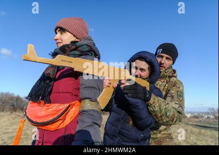 Lviv, Ukraine. 12th. Februar 2022. Die Ukrainer nehmen an einer offenen militärischen Ausbildung für Zivilisten Teil, die vom Verteidigungshauptquartier der Region Lemberg im Schießstand von Lemberg im Rahmen der „Don't Panic!“ organisiert wird. Bereiten Sie Sich Vor! Kampagne, inmitten der Drohung der russischen Invasion. (Foto von Mykola Tys/SOPA Images/Sipa USA) Quelle: SIPA USA/Alamy Live News Stockfoto