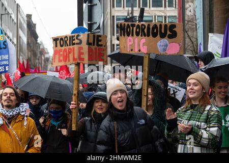 Manchester, Großbritannien. 12th. Februar 2022. Demonstranten halten während der Demonstration Schilder. Nationale Proteste wurden gegen steigende Energiepreise und steigende Lebenshaltungskosten abgehalten. (Foto von Jake Lindley/SOPA Images/Sipa USA) Quelle: SIPA USA/Alamy Live News Stockfoto