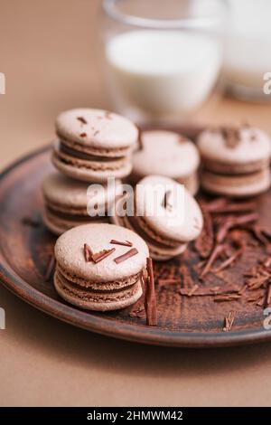Schokoladenmakronen mit Schokoladenfüllung. Französisch Meringue Cookies Macaron. Speicherplatz kopieren. Frühstück Kuchen Am Morgen Stockfoto