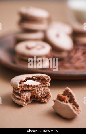 Schokoladenmakronen mit Schokoladenfüllung. Französisch Meringue Cookies Macaron. Speicherplatz kopieren. Frühstück Kuchen Am Morgen Stockfoto