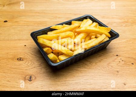 goldene pommes frites in einer Schale Stockfoto