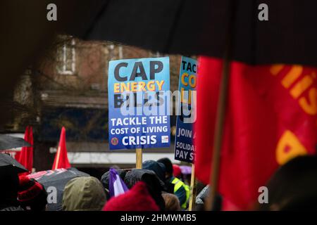 Manchester, Großbritannien. 12th. Februar 2022. Ein Protestler hält während der Demonstration ein Schild hoch. Nationale Proteste wurden gegen steigende Energiepreise und steigende Lebenshaltungskosten abgehalten. Kredit: SOPA Images Limited/Alamy Live Nachrichten Stockfoto