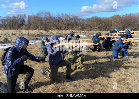 Lviv, Ukraine. 12th. Februar 2022. Die Ukrainer nehmen an einer offenen militärischen Ausbildung für Zivilisten Teil, die vom Verteidigungshauptquartier der Region Lemberg im Schießstand von Lemberg im Rahmen der „Don't Panic!“ organisiert wird. Bereiten Sie Sich Vor! Kampagne, inmitten der Drohung der russischen Invasion. Kredit: SOPA Images Limited/Alamy Live Nachrichten Stockfoto