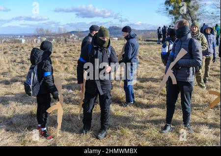 Lviv, Ukraine. 12th. Februar 2022. Die Ukrainer nehmen an einer offenen militärischen Ausbildung für Zivilisten Teil, die vom Verteidigungshauptquartier der Region Lemberg im Schießstand von Lemberg im Rahmen der „Don't Panic!“ organisiert wird. Bereiten Sie Sich Vor! Kampagne, inmitten der Drohung der russischen Invasion. Kredit: SOPA Images Limited/Alamy Live Nachrichten Stockfoto