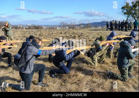 Lviv, Ukraine. 12th. Februar 2022. Die Ukrainer nehmen an einer offenen militärischen Ausbildung für Zivilisten Teil, die vom Verteidigungshauptquartier der Region Lemberg im Schießstand von Lemberg im Rahmen der „Don't Panic!“ organisiert wird. Bereiten Sie Sich Vor! Kampagne, inmitten der Drohung der russischen Invasion. Kredit: SOPA Images Limited/Alamy Live Nachrichten Stockfoto