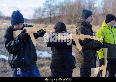 Lviv, Ukraine. 12th. Februar 2022. Die Ukrainer nehmen an einer offenen militärischen Ausbildung für Zivilisten Teil, die vom Verteidigungshauptquartier der Region Lemberg im Schießstand von Lemberg im Rahmen der „Don't Panic!“ organisiert wird. Bereiten Sie Sich Vor! Kampagne, inmitten der Drohung der russischen Invasion. Kredit: SOPA Images Limited/Alamy Live Nachrichten Stockfoto