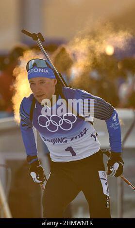 Zhangjiakou, Chinas Provinz Hebei. 12th. Februar 2022. Kalev Ermits aus Estland tritt beim Biathlon-Männer-Sprint 10km im Nationalen Biathlon-Zentrum in Zhangjiakou, der nordchinesischen Provinz Hebei, am 12. Februar 2022 an. Kredit: Guo Cheng/Xinhua/Alamy Live Nachrichten Stockfoto