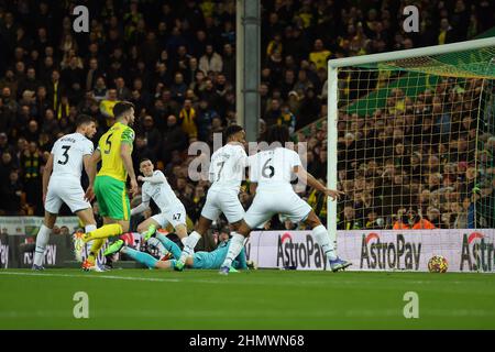 Norwich, Großbritannien. 12th. Februar 2022 ; Carrow Road, Norwich, Norforlk, England; Premier League Football, Norwich gegen Manchester City; Phil Foden von Manchester City punktet in 4th Minuten, aber es ist für die Offside nicht erlaubt Credit: Action Plus Sports Images/Alamy Live News Stockfoto