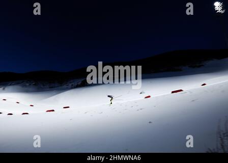 Zhangjiakou, Chinas Provinz Hebei. 12th. Februar 2022. Athleten treten beim Biathlon-Männer-Sprint 10km im Nationalen Biathlon-Zentrum in Zhangjiakou, nordchinesische Provinz Hebei, am 12. Februar 2022 an. Quelle: Peng Ziyang/Xinhua/Alamy Live News Stockfoto