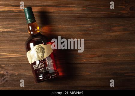 Ternopil, Ukraine - 29. April 2021: Eine Flasche Buffalo Trace Kentucky Straight Bourbon Whiskey auf einem Holztisch Stockfoto