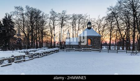 Kapelle Fischbach im Baraque Michel bei Sonnenuntergang im Winter Stockfoto