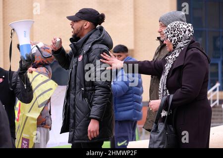 Newport, Gwent, Wales - Samstag, 12th. Februar 2022 - die Eltern von Mouayed Bashir ( rechts ) Schließen Sie sich ihrem Sohn Mohammed an den heutigen Protesten an - Mouayed Bashir starb, nachdem er von der Polizei von Gwent vor einem Jahr in ihrem Haus in Newport im Februar 2021 verhaftet worden war - das unabhängige Büro für Polizeiverhalten (IOPC) untersucht noch immer den Tod. Foto Steven May / Alamy Live News Stockfoto