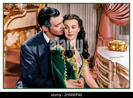 VOM WIND WEG VIVIAN LEIGH & CLARK GABLE STUDIO STILL. Gone with the Wind ein epischer historischer Romantikfilm aus dem Jahr 1939, der nach dem Roman von Margaret Mitchell aus dem Jahr 1936 adaptiert wurde. Produziert von David O. Selznick Selznick International Pictures von Victor Fleming. Vor dem Hintergrund des amerikanischen Bürgerkriegs und der Ära des Wiederaufbaus im Süden Amerikas erzählt der Film die Geschichte von Scarlett O'Hara (dargestellt von Vivien Leigh), der willensstarken Tochter eines Plantagenbesitzers in Georgia, nach ihrer romantischen Verfolgung von Ashley Wilkes (Leslie Howard), Der mit seinem Cousin verheiratet ist. Stockfoto