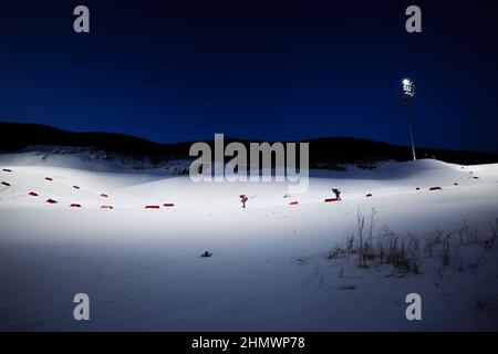 Zhangjiakou, Chinas Provinz Hebei. 12th. Februar 2022. Athleten treten beim Biathlon-Männer-Sprint 10km im Nationalen Biathlon-Zentrum in Zhangjiakou, nordchinesische Provinz Hebei, am 12. Februar 2022 an. Quelle: Peng Ziyang/Xinhua/Alamy Live News Stockfoto