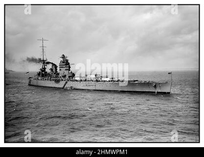 HMS Rodney WW2 war eines von zwei Schlachtschiffen der Nelson-Klasse, die Mitte 1920s für die Royal Navy gebaut wurden. Das Schiff wurde 1928 in Dienst gestellt und verbrachte ihre Friedenslaufbahn bei der Atlantic- und Home-Flotte, die manchmal als Flaggschiff diente, als ihr Schwesterschiff, Nelson, umgebaut wurde. In den frühen Phasen des Zweiten Weltkriegs suchte sie nach deutschen Handelskriegen, nahm an der Norwegischen Kampagne Teil und begleitete Konvois im Atlantik. HMS Rodney spielte eine wichtige Rolle beim Untergang des deutschen Schlachtschiffs Bismarck Mitte 1941. Stockfoto