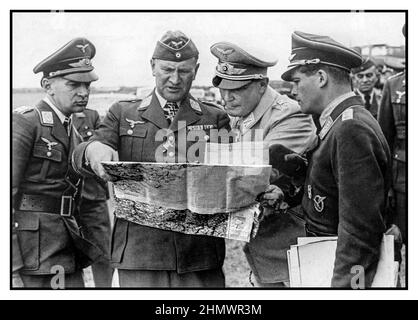 WW2 Nazi-Propagandabild des Kommandanten der Luftwaffe, Marschall Hermann Goring (zweiter von rechts) mit hochrangigen Luftwaffenoffizieren durchstöbern und diskutieren die Karte der Kampfhandlungen an der Westfront. Zweiter Weltkrieg Datum September 1940 Stockfoto