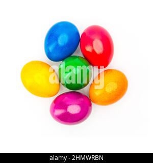 Farbenfrohe ostereier auf Weiß Stockfoto