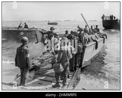 1944 WW2 verwundete US-Soldaten aus St. Tropez werden auf ein LCVP geladen, um auf das Spitalschiff überführt zu werden.während des Zweiten Weltkriegs werden Invasionstruppen der US-Armee in Saint-Tropez, Frankreich, einen Strandkopf errichtet Verwundete US-Soldaten werden an Bord von LCVPs platziert (Landing Craft, Fahrzeug, Personal) Südfrankreich 1944 2. Weltkrieg 2. Weltkrieg Stockfoto