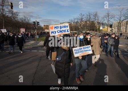 Berlin, Deutschland. 12th. Februar 2022. Proteste gegen die COVID-19-Politik in Deutschland. Demonstranten in Berlin am 12. Februar 2022. Sie demonstrierten gegen ein Coronavirus-Impfmandat in Deutschland. Nach Angaben der Polizei nahmen rund 3.000 Menschen an der Kundgebung Teil. Die Demonstranten bewegten sich vom Brandenburger Tor im Kreis durch Berlin-Mitte. Der Protest endete am Berliner Hauptbahnhof. (Bild: © Michael Kuenne/PRESSCOV via ZUMA Press Wire) Bild: ZUMA Press, Inc./Alamy Live News Stockfoto