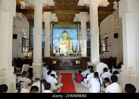 Buddhisten im Jaya Sri Maha Bodhi Tempel in Anuradhapura in Sri Lanka Stockfoto