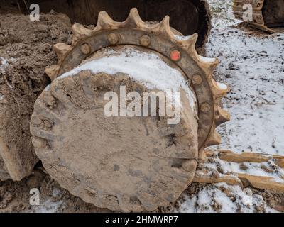 Rostiger Gang des Raupenfahrers. Zahnrad-Metallteil der Raupe des Traktors. Stockfoto