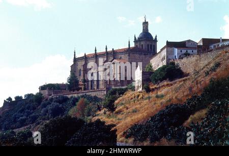 PANORAMICA DE LA CATEDRAL DE CORIA CONSTRUIDA ENTRE LOS SIGLO XVI Y XVIII - CATEDRAL GOTICA RENACENTISTA CON AÑADIDOS BARROCOS. ORT: CATEDRAL DE SANTA MARIA DE LA ASUNCION. Cória. CACERES. SPANIEN. Stockfoto