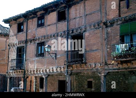 PLAZA MAYOR-FACHADA DE CASAS TIPICAS CON SOPORTALES Y VIGAS DE MADERA. Lage: AUSSEN. BURGO DE OSMA Soria. SPANIEN. Stockfoto