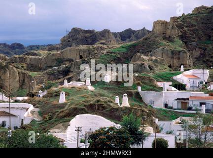 CHIMENEAS,VIVIENDAS Y CUEVAS TROGLODITAS EN LA LADERA DE JABALCON. Lage: AUSSEN. Guadix. GRANADA. SPANIEN. Stockfoto