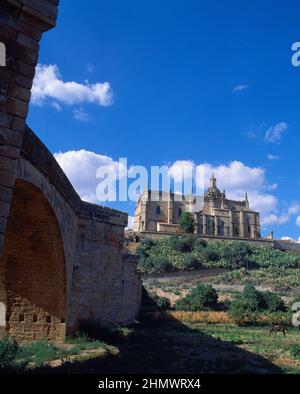 PANORAMICA DE LA CATEDRAL DE CORIA CONSTRUIDA ENTRE LOS SIGLO XVI Y XVIII - CATEDRAL GOTICA RENACENTISTA CON AÑADIDOS BARROCOS. ORT: CATEDRAL DE SANTA MARIA DE LA ASUNCION. Cória. CACERES. SPANIEN. Stockfoto