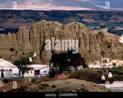 CUEVAS TROGLODITAS MIT CHIMENEAS EN LA LADERA DE JABALCON. Lage: AUSSEN. Guadix. GRANADA. SPANIEN. Stockfoto