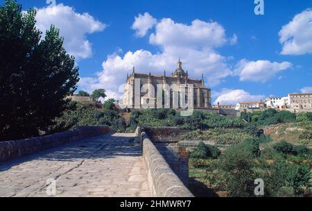 PANORAMICA DE LA CATEDRAL DE CORIA CONSTRUIDA ENTRE LOS SIGLO XVI Y XVIII - CATEDRAL GOTICA RENACENTISTA CON AÑADIDOS BARROCOS. ORT: CATEDRAL DE SANTA MARIA DE LA ASUNCION. Cória. CACERES. SPANIEN. Stockfoto