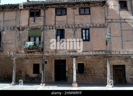 PLAZA MAYOR-CASAS TIPICAS CON SOPORTALES Y VIGAS DE MADERA. Lage: AUSSEN. BURGO DE OSMA Soria. SPANIEN. Stockfoto